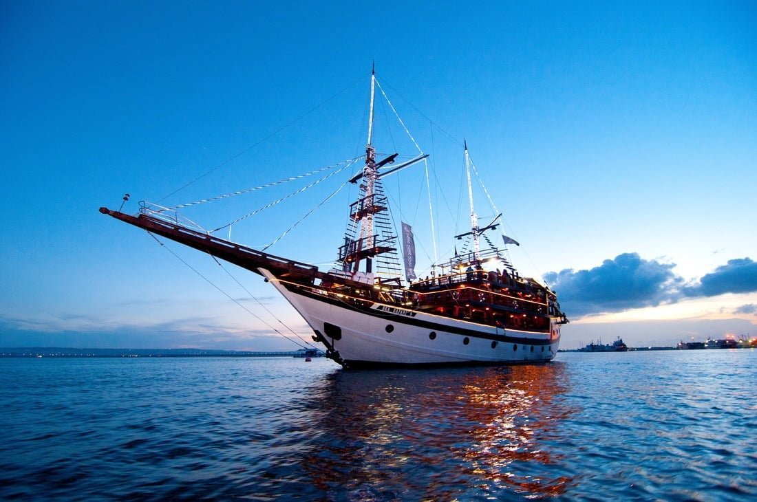 pirate dinner bali cruise