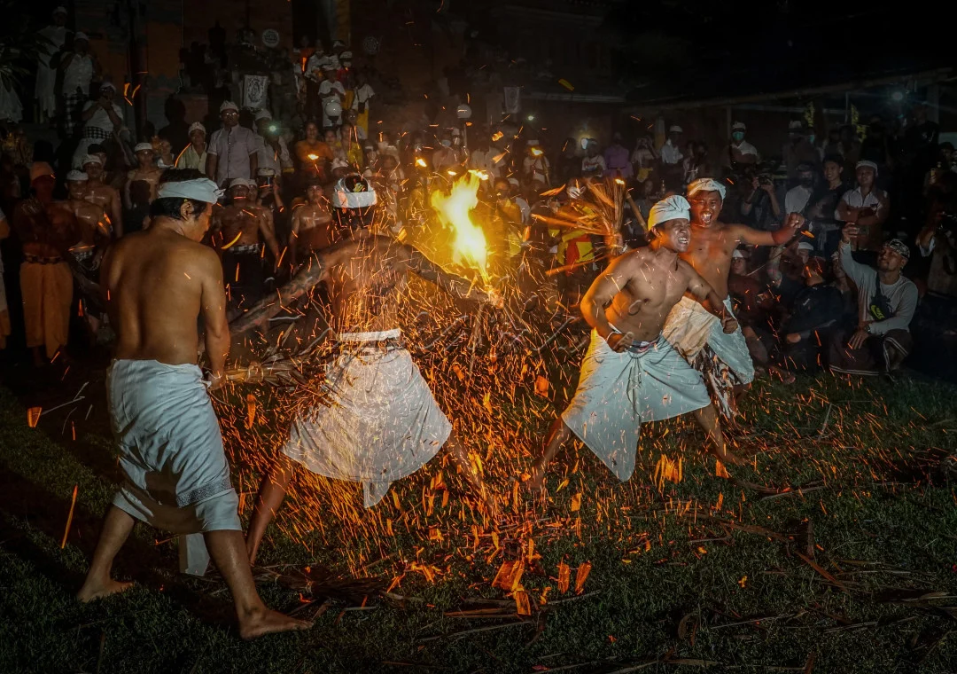 Tradisi Lukat Geni adalah rekomendasi wisata budaya Bali 2026 yang menawarkan pengalaman spiritual mendalam.