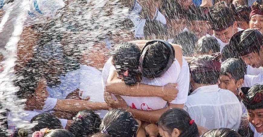 omed-omedan tradisi unik yang menjadi solusi terbaik liburan ke Bali tahun 2026 untuk merasakan kemeriahan pasca-keheningan.